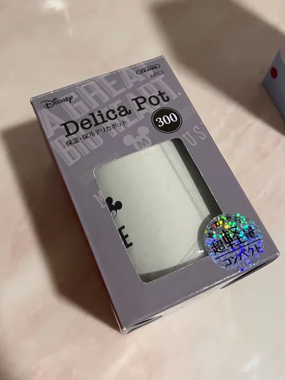 这次买的还是一些米奇的小周边，保温瓶小小一个的到手无敌可爱呀，还买了一些烘焙纸也是米奇图案的还有小包，物流过年期间发货依旧很快～