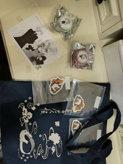 买到了帆布袋，很结实的，特别牢固的感觉，喜欢，手感厚实，柄图也很复古。2个收纳小铁罐子，非常可爱俏皮。书店的纸片子黑白特典也是很少见。很薄的纸袋子包装得特别靠谱。这次走的还是ems路线，490g，积分抵扣后支付100日元，特别划算，继续支持挖煤姬！