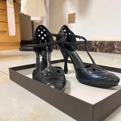 BV 编织牛皮高跟鞋?，收到成色不错，保存品鞋底干净，没什么磨损，挖煤姬提供开箱拍照服务，用来确认收到的物品数量和颜色之类的，如果收到的物品有明显不符可以申请售后。非常推荐给大家！
