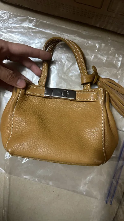 无数次来挖煤姬购物啦，这次买了一个mini迷你的真皮小包、超级可爱超级迷你，物美价廉天花板了。海运也是够快的 没等多久就来了。