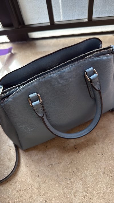 包包成色不错，发货审核挺快的，购买也很方便，给卖家还价很快就答复成功了，到手后价格比国内平台的便宜很多，不错的体验