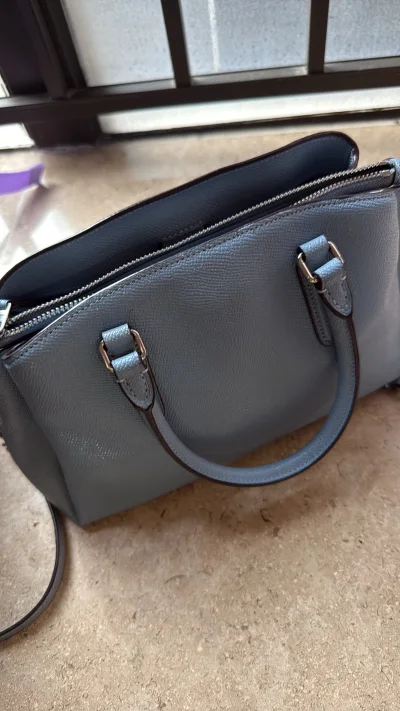 包包成色不错，发货审核挺快的，购买也很方便，给卖家还价很快就答复成功了，到手后价格比国内平台的便宜很多，不错的体验