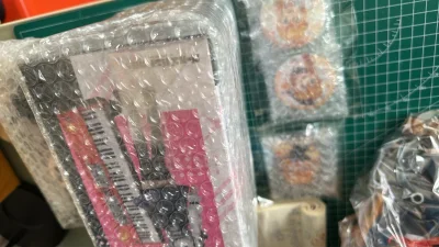 首次使用挖煤姬APP，代购了不少东西。商品确认无误，包装仔细无损坏。物流走的JP邮政EMS转国内EMS。选择物流的时候没有传说中的竹蜻蜓选项。于是乎都到家门口了还是被税了一笔。不过想买的东西买到了，因为国内买不到或者购买成本巨高，总之商品都很满意。