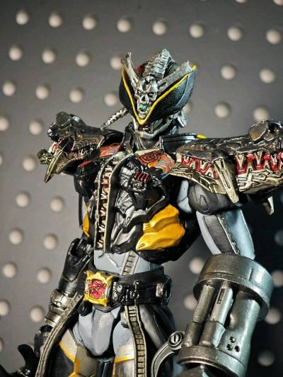 日拍买到的sic，开箱后感觉挺满意。关节活动顺畅，漆面质感也不错，整体造型很帅气。

包装用的是挖煤姬的纸箱，里面加了缓冲泡膜，东西完好无损地送到了。