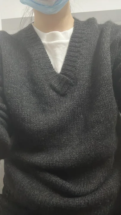  一直想买一件百搭的毛衣，这次选mhl果然没选错。收到货后检查了一下，做工很精细，没有多余的线头。材质真的很舒服，贴身穿也完全没有刺痒感（或者：虽然是羊毛但处理得很软）。版型是那种微微宽松的，不挑身材，穿起来很显气质。洗了一水（如果有洗过）也没有缩水变形。在这个价位... 一直想买一件百搭的毛衣，这次选mhl果然没选错。收到货后检查了一下，做工很精细，没有多余的线头。材质真的很舒服，贴身穿也完全没有刺痒感（或者：虽然是羊毛但处理得很软）。版型是那种微微宽松的，不挑身材，穿起来很显气质。洗了一水（如果有洗过