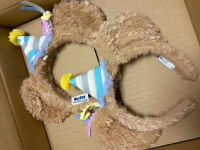 这次在挖煤姬上入手的迪士尼达菲40周年发箍真的太惊喜了！物流速度比预期快很多，包装也很严实，发箍没有任何损坏。实物毛茸茸的质感超棒，小派对帽细节精致，和图片完全一致。客服响应及时，购物体验非常顺畅，已经推荐给同好啦～