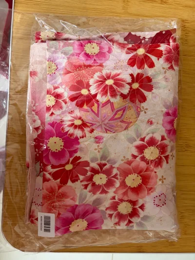 这次买的是两件红色系的银通正绢振袖和服，状态很好很新，价格便宜性价比非常高。挖煤姬购物体验非常好，页面流畅购物流程清晰简单，已经买好几次了，非常好用