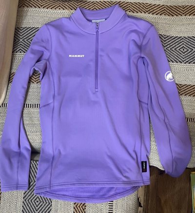 终于入手这件神仙紫打底！猛犸象的版型太懂女生，修身不紧绷，紫调显白又提气。不管是叠穿冲锋衣，还是单穿出门，都拿捏住了松弛感～