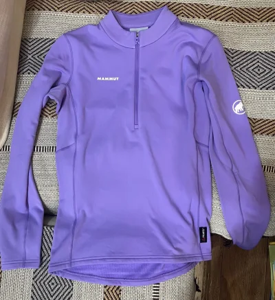 终于入手这件神仙紫打底！猛犸象的版型太懂女生，修身不紧绷，紫调显白又提气。不管是叠穿冲锋衣，还是单穿出门，都拿捏住了松弛感～