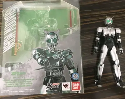 这款万代老影月shf，相比于新的影月系列，有着昭和骑士的风采。武器和可玩性也是十分到位，感谢挖煤姬给我机会淘到这款宝贝！