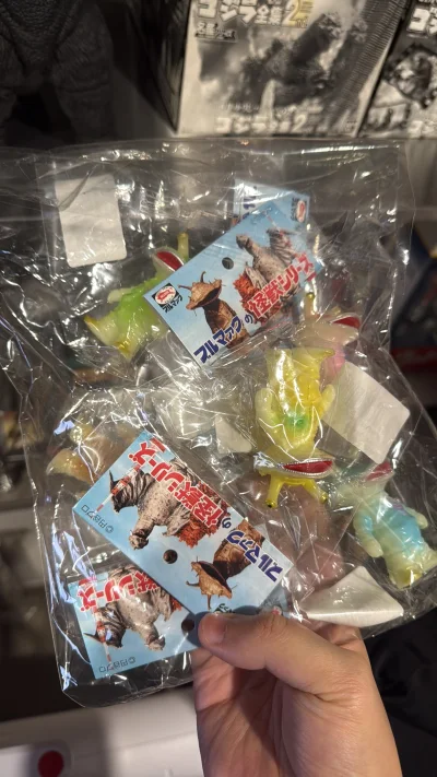 第一百四十二单购入一堆小小苏富比。五种颜色的夜光钱多多，还有摩斯拉和小哥斯拉的幼儿园套装。大家都很可爱呢