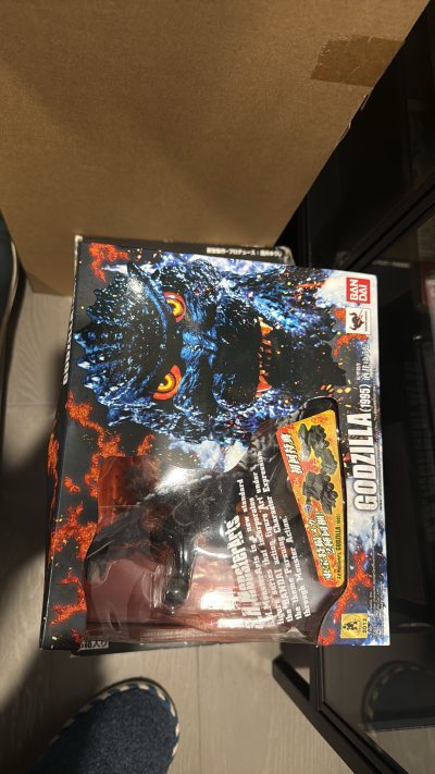 第一百四十一单是一堆哥斯拉和怪兽。包括都是全新未拆的一套构名鉴以及一个未拆SHM95哥。还有一些小奥特怪兽名鉴。到货很快。
