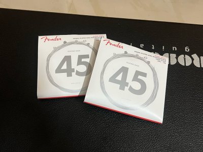 很意外地发现日亚有这款在美国生产的fender琴弦，而且价格相当实惠。这款琴弦我之前买过一次，手感顺滑不割手，音色温暖动听。琴弦外部有纸盒保护，内部有真空包装，可以放很久，所以我买了两套囤着，真好！