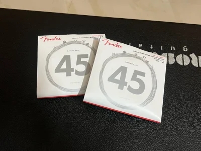 很意外地发现日亚有这款在美国生产的fender琴弦，而且价格相当实惠。这款琴弦我之前买过一次，手感顺滑不割手，音色温暖动听。琴弦外部有纸盒保护，内部有真空包装，可以放很久，所以我买了两套囤着，真好！