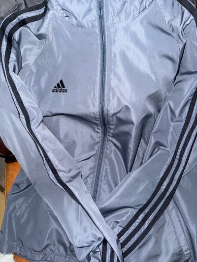 衣服质量比想象中好，面料亲肤柔软，版型修身不紧绷，穿着很显身材，细节处理得很用心，没有多余线头，款式简约大方，日常穿很百搭，整体很满意，值得购买。