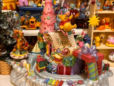 作为噗噗资深藏家，必须给这个品相满分！海淘路程这么远，到手八角尖尖，漆面无氧化，金属底座也没有划痕。音乐机芯音质清脆无杂音，发条顺滑，小火车的联动装置运转完美。细节控狂喜，皮杰手里的小魔杖、跳跳虎的条纹都清晰完整。卖家包装用了多层泡泡纸+硬盒，专业度拉满，老粉闭眼冲...作为噗噗资深藏家，必须给这个品相满分！海淘路程这么远，到手八角尖尖，漆面无氧化，金属底座也没有划痕。音乐机芯音质清脆无杂音，发条顺滑，小火车的联动装置运转完美。细节控狂喜，皮杰手里的小魔杖、跳跳虎的条纹都清晰完整。卖家包装用了多层泡泡纸+