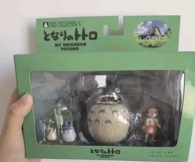 这个应该是已经绝版的吉卜力公园出售的龙猫手办，带3个龙猫，小梅，和一个背景画。背景画摆出来后整体还原了动画场景，值得收藏