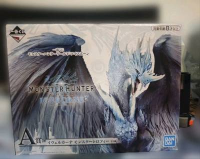 万代怪物猎人冰咒龙A赏手办，冰咒龙整体很大，整体还原了游戏里的压迫感，怪物猎人属于游戏整体的手办并不多，这款绝对适合喜欢怪物猎人的你。