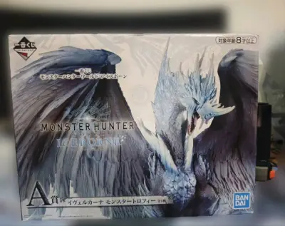 万代怪物猎人冰咒龙A赏手办，冰咒龙整体很大，整体还原了游戏里的压迫感，怪物猎人属于游戏整体的手办并不多，这款绝对适合喜欢怪物猎人的你。