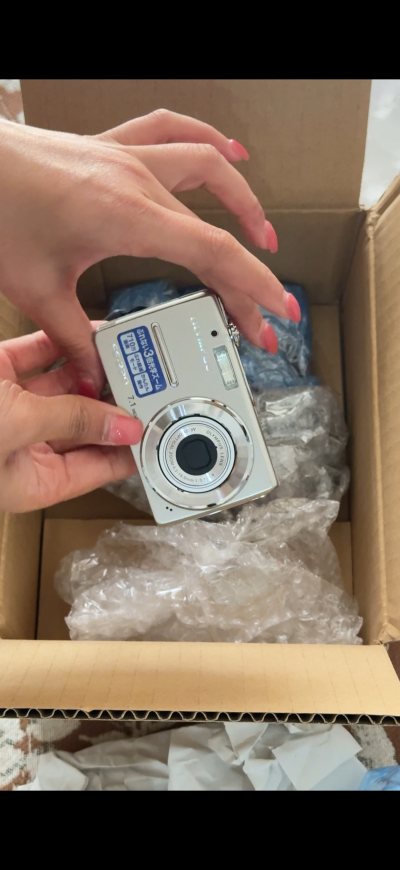 收到的相机成色超出预期，外观干净无磨损，整体很新。奥林巴斯色彩真的绝，拍照清晰细腻，日常记录超合适，机子运行流畅，挖煤姬购物体验很棒，推荐入手！