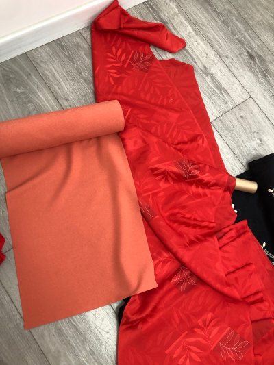 在挖煤姬购买了一箱正绢布料
特别特别实惠
如果自己购买要好多钱，但来挖煤姬海淘简直像是免费般丝滑
每件近十米
买回了好多珍藏好料子