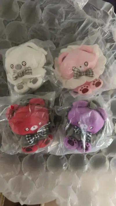 超可爱的哥特和洛丽塔小熊，小小的一个简直太萌了。买的价格也超级便宜，好价收到了四个小萌物，超级开心!