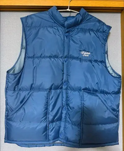 在挖煤姬淘到一件TOKYO INDIANS的复古机车马甲，立体剪裁，前后均为刺绣logo，该品牌是Neighborhood二把手Nau Shima成立的个人品牌，只为东京骑行俱乐部会员开放购买。