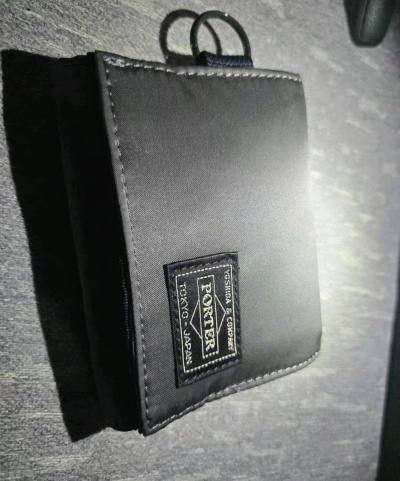 在挖煤姬淘到一个PORTER PX TANKER HOLIDAY WALLET通勤短款三折钱包，价格好，成色新，性价比极高。PX是PORTER一个极富创意且高质量的系列。