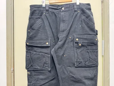 裤子保存的比较好，除了有几颗扣子有损坏，其他都还可以能接受 ，价格也比较合适， 而且黑色还是比较百搭的，




