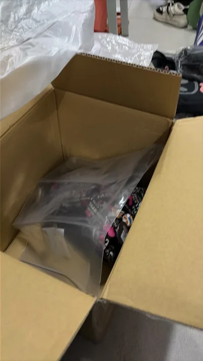 每件衣服都很顺利的拍下，而且有时候会给优惠券，还能减免！运输用的纸箱特别的扎实，完全不用担心衣服会受损或者泡水！而且是当面签收的，很安心呢~



