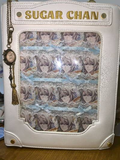 25生日谷也太美了！挂坠很适合扎包，吧唧也超级美丽，烫金太好看了，竹蜻蜓的时效一如既往的惊喜，也是很快的拿到手


