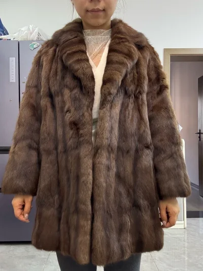 虽然袖子确实偏短，但是也不影响它的美，实物比卖家图更好看，衣服也很厚，穿到0下没问题！这次体验很棒哦！?