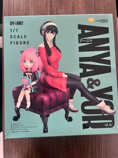 GSC这套约尔太太与阿尼亚坐姿手办太戳人！造型还原动画居家氛围，母女同框温馨治愈。约尔优雅温柔，面相稳定不崩；阿尼亚抱着玩偶软萌可爱，细节拉满。服装纹理、坐姿神态都精准复刻，涂装干净、质感在线，摆在一起氛围感拉满，间谍过家家粉闭眼入不亏！