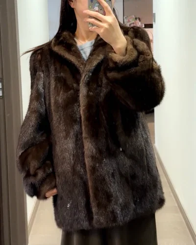 终于收到货啦！包装特别严实，没有任何破损。衣服实物和图片一致，成色比想象中还要好，毛质顺滑厚实，上身效果超好看。挖煤姬物流速度稳定，整个流程清晰省心，合单、打包都很专业。这次海淘安全下车，体验感满分，已经推荐给朋友，下次还会再来！