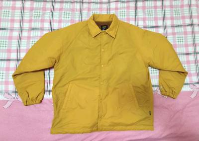 在挖煤姬淘到一件BLUCO抓绒加厚教练夹克，日本著名美式复古品牌，最好看的芥末黄，是tenderloin那件经典教练夹克的平替，但是无论材质、用料、舒适度均完爆里脊肉，后领有品牌名复古字体刺绣，精致的细节点缀。