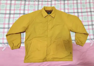 在挖煤姬淘到一件BLUCO抓绒加厚教练夹克，日本著名美式复古品牌，最好看的芥末黄，是tenderloin那件经典教练夹克的平替，但是无论材质、用料、舒适度均完爆里脊肉，后领有品牌名复古字体刺绣，精致的细节点缀。