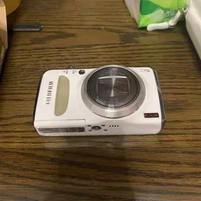 淘到梦中情机！海淘来的CCD安全下车，商家说没有充电器无法确认，我看ccd完好，直接立马拿下，快递走的是邮政路线，到的那一刻立马拿出来试！！！完全可以开机！开机那一刻值了。直出色调绝美，满满的千禧年氛围感，以后出门随身带！