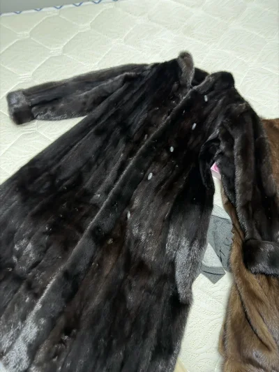 挖煤姬韩淘的水貂到货啦，纪梵希品牌的，长度110，胸围90出头，深陷比较小，我上半身比较瘦能穿进，但是扣子扣不太上，袖长感觉差不多刚好，开放式皮板，挖煤姬砍价功能特别好用，让我捡到大漏了！运输10天左右ems过年也很快！