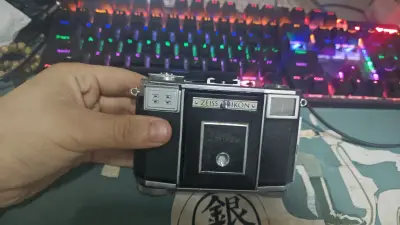 淘到了自己喜欢的折叠135胶卷相机，蔡司女伯爵，正如它的名称一样，它外观优雅，很难想象到几十年的今天，他依旧是如此美丽，保存的十分好，功能是有一些小瑕疵，但瑕不掩瑜。如此状况好的机型收到，还是非常开心的。