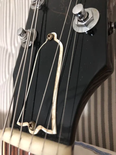 这款Gibson原装中盖质感真的到位，材质厚实，印刷清晰，和我琴头的弧度完美贴合。孔位精准，安装特别顺利，换上瞬间复古内味拉满，颜值提升特别明显。做工工整、没有毛边，比原装配件稳，性价比很高，Gibson玩家必入小配件！