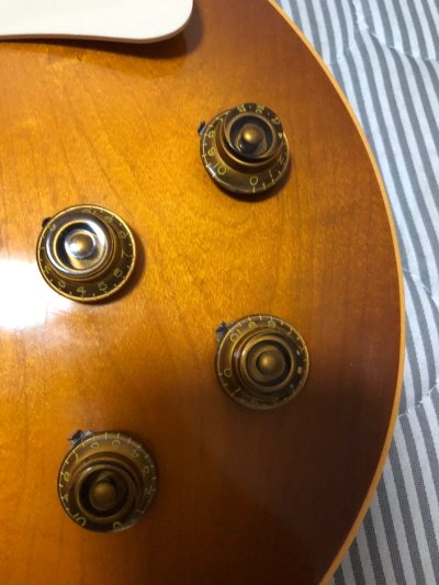 1.琴枕做工很扎实，尺寸精准，直接替换就行，不用打磨太多。装上后弦距稳定，不打品、不杂音，手感明显舒服很多，推荐Gibson玩家更换。
2. 这套Gibson电位器帽质感很好，厚度和阻尼都到位，和原装一模一样。安装简单，直接按上就稳，转动手感顺滑，颜值也在线，小小配...1.琴枕做工很扎实，尺寸精准，直接替换就行，不用打磨太多。装上后弦距稳定，不打品、不杂音，手感明显舒服很多，推荐Gibson玩家更换。
2. 这套Gibson电位器帽质感很好，厚度和阻尼都到位，和原装一模一样。安装简单，直接按上就稳，转动