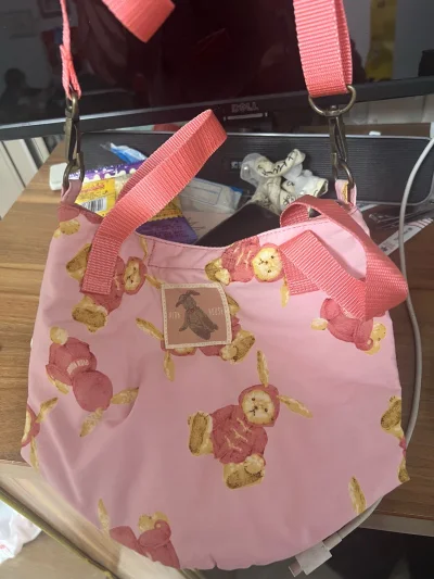 Ph粉色包包，收到，运输很快，而且包包状态很好，随便搭配都可以搭配，很可爱，容量很大，爱了爱了，我还会继续支持(｡ì _ í｡)