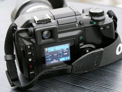 三月在挖煤姬入手了一台奥林巴斯E300，奥林巴斯E-300是2004年推出的4/3系统入门单反，800万像素CCD，无传统机顶凸起设计，自带超声波除尘，机身小巧扎实，复古操作感强，CCD直出色彩温润，是二手海淘热门复古数码机型。下单时特意选了数码检查和加固两项附加服...三月在挖煤姬入手了一台奥林巴斯E300，奥林巴斯E-300是2004年推出的4/3系统入门单反，800万像素CCD，无传统机顶凸起设计，自带超声波除尘，机身小巧扎实，复古操作感强，CCD直出色彩温润，是二手海淘热门复古数码机型。下单时特意