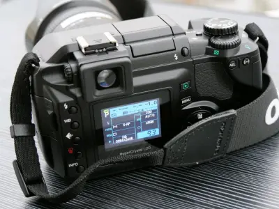 三月在挖煤姬入手了一台奥林巴斯E300，奥林巴斯E-300是2004年推出的4/3系统入门单反，800万像素CCD，无传统机顶凸起设计，自带超声波除尘，机身小巧扎实，复古操作感强，CCD直出色彩温润，是二手海淘热门复古数码机型。下单时特意选了数码检查和加固两项附加服...三月在挖煤姬入手了一台奥林巴斯E300，奥林巴斯E-300是2004年推出的4/3系统入门单反，800万像素CCD，无传统机顶凸起设计，自带超声波除尘，机身小巧扎实，复古操作感强，CCD直出色彩温润，是二手海淘热门复古数码机型。下单时特意