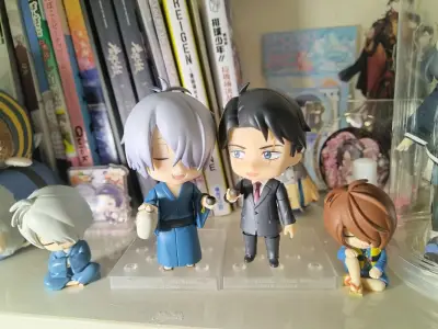 这次买了个咯咯郎粘土人，终于和水木凑成一对了…不容易啊…挖煤姬的包装很好，我收到的时候手办外盒八角尖尖的~