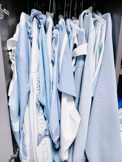 reflem这件镭射运动服因为比较小众 国内买不到正版 都是yd 没想到这次切的正品比原单还便宜 我是一个不怎么在乎衣服状态的人 所以觉得瑕疵完全不要紧 愉快的切煤体验）