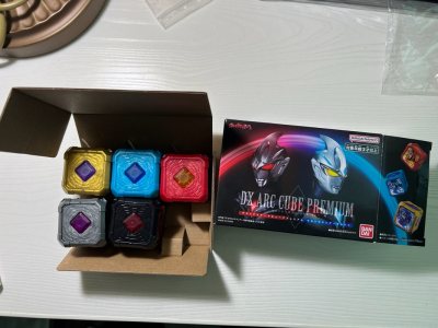 这次是在煤炉二手平台上切的奥特曼变身器套装和奥特曼卡片，挖煤姬官方的包装非常好，第N次走竹蜻蜓也非常快，超乎我的预料，大概15天到手拆箱，非常丝滑！