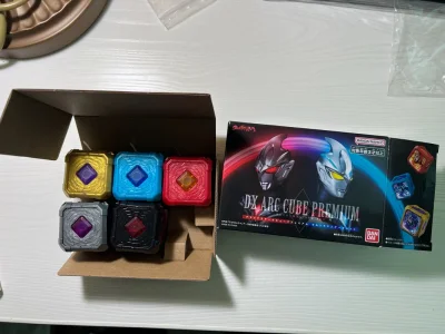 这次是在煤炉二手平台上切的奥特曼变身器套装和奥特曼卡片，挖煤姬官方的包装非常好，第N次走竹蜻蜓也非常快，超乎我的预料，大概15天到手拆箱，非常丝滑！