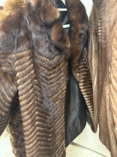第一次在挖煤姬一下子买了四件皮草 收到货买没有失望 实物比入库图好看很多啊 最喜欢sagafox狐狸的这件肉嘟嘟的 开心！！
