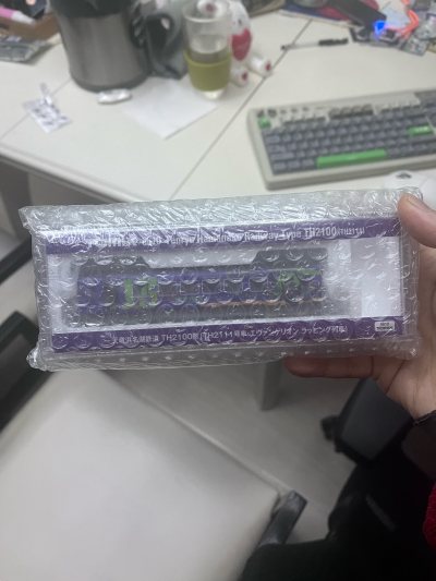 还没来得及拆包装，相比淘宝买要便宜一点，全新的成色也不担心有什么问题，主要还是便宜，哈哈哈。这下可以和另外两部车厢连接跑车了，有这三部车的藏友应该不多，好开心！